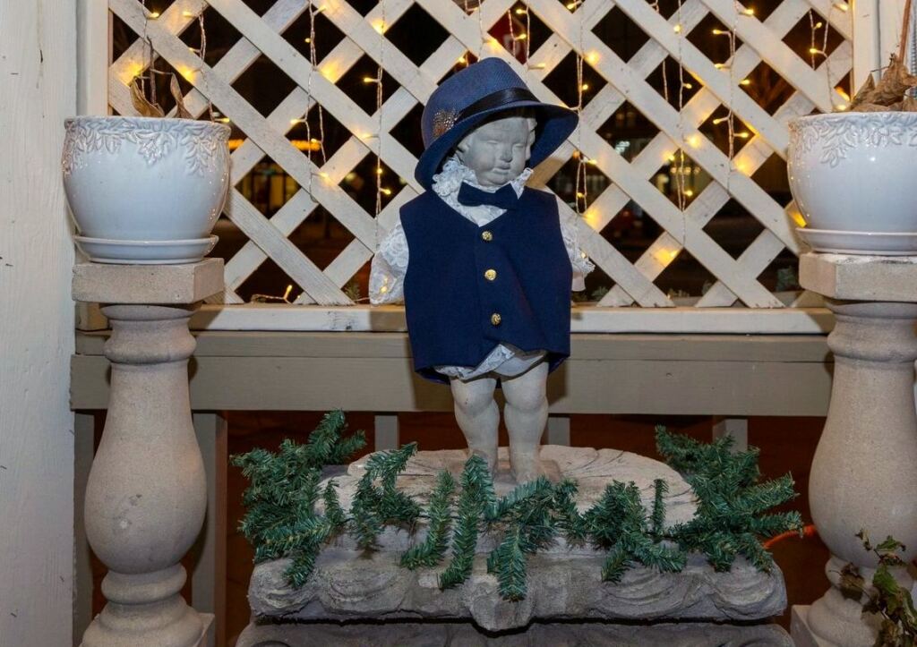 The Manneken Pis figure standing between stone pillars inside Meyboom Brasserie