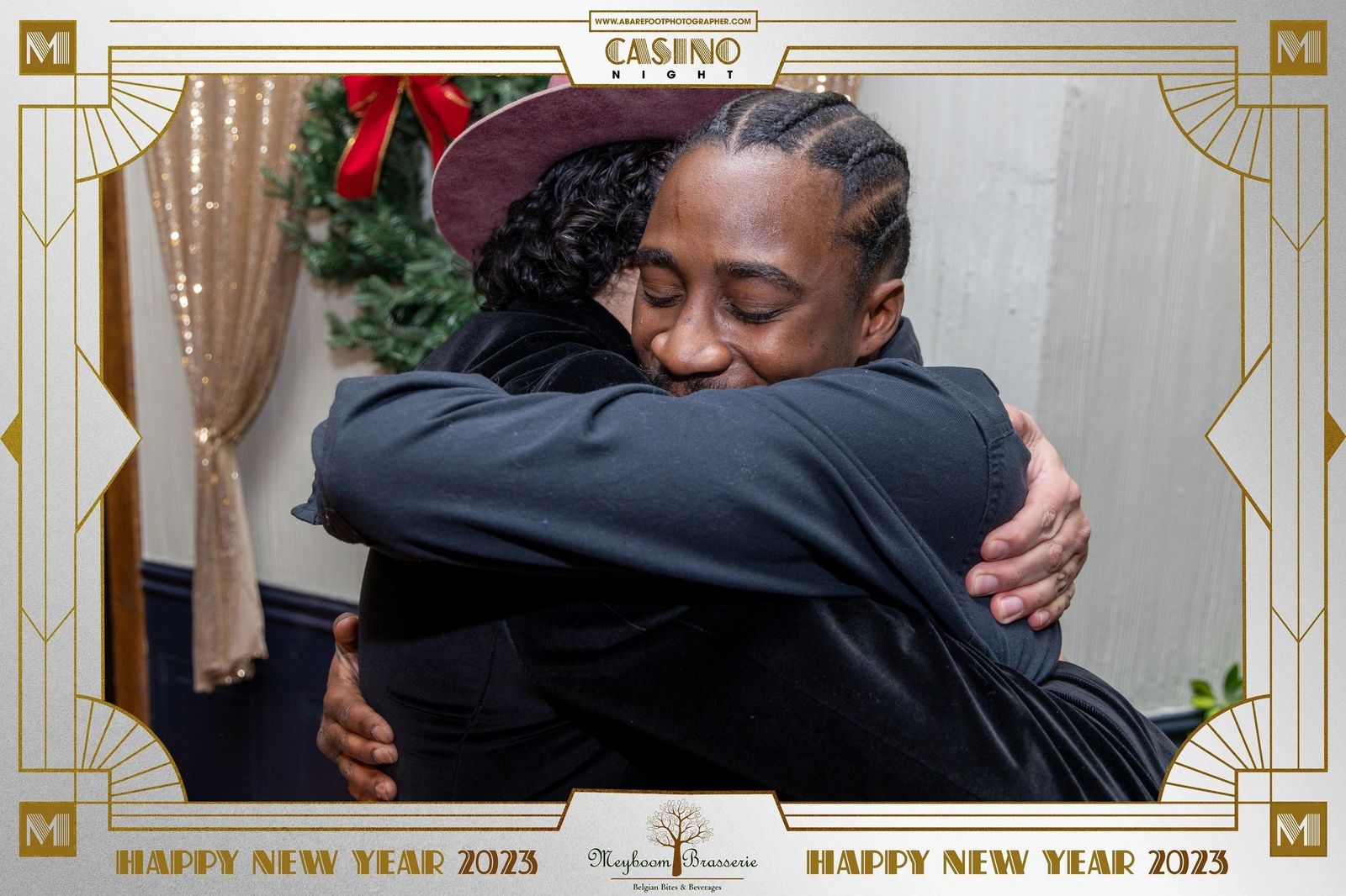 A guest hugging one of the dealers during the New Year's Eve 2023 casino night at Meyboom Brasserie