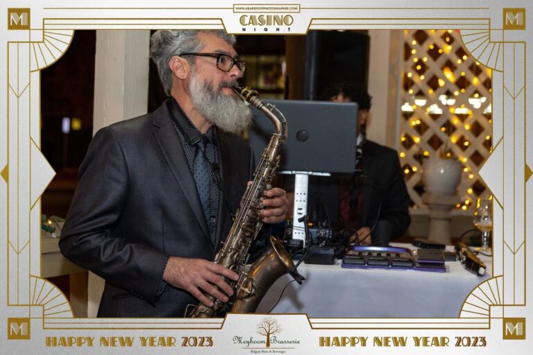 A saxophonist performing during the New Year's Eve 2023 casino night at Meyboom Brasserie