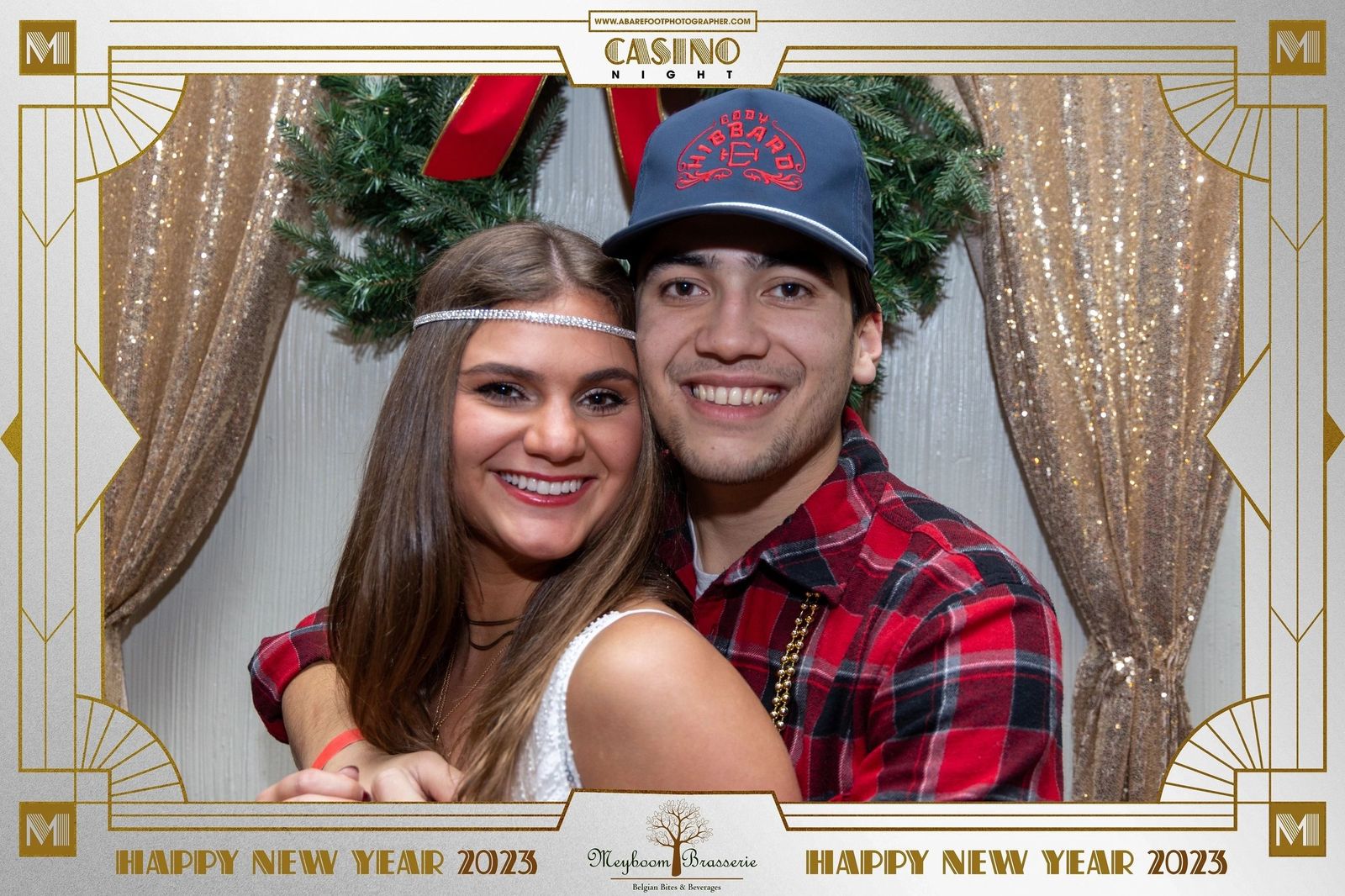 Guests embracing during the New Year's Eve 2023 casino night at Meyboom Brasserie